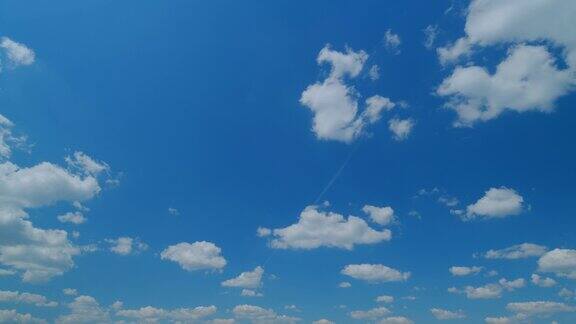 戏剧性的夏天cloudscape蓝天白云改变cloudscape时间流逝