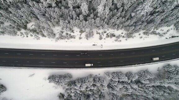 空中跟踪积雪的森林道路旅行者
