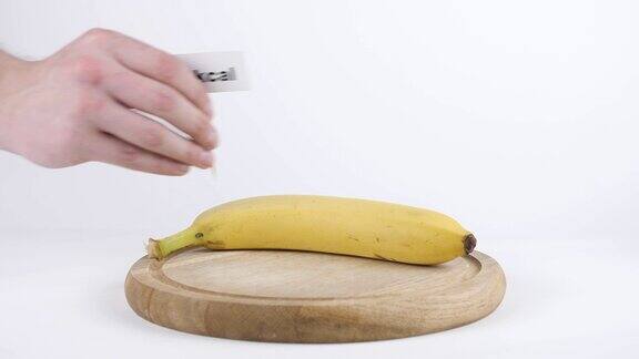 香蕉中含有多少卡路里男性手放一盘香蕉上有多少卡路里健康营养理念60fps
