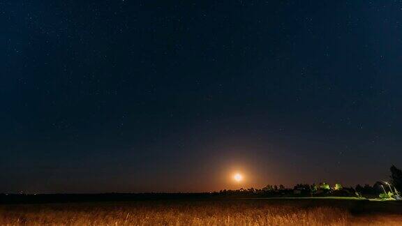 东欧白俄罗斯村庄上空月亮升起