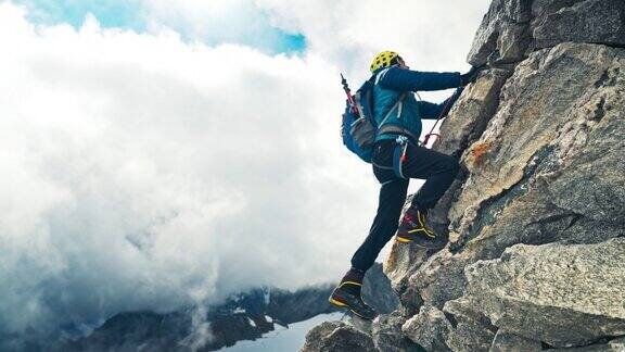 专业登山者攀登欧洲阿尔卑斯山的陡峭山峰使用绳子鸟瞰图