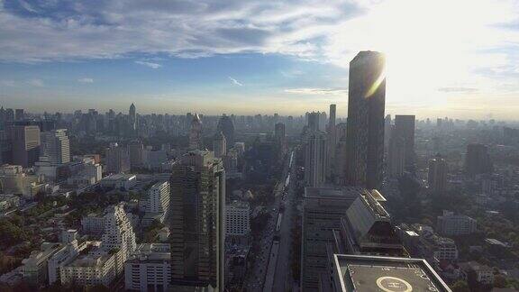 空中城市场景在城市之上