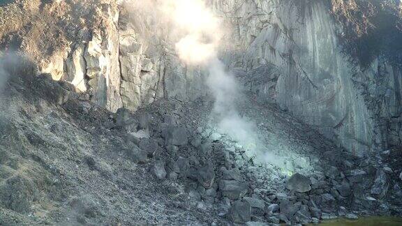 日出时西巴耶克山火山口的硫磺火山口口