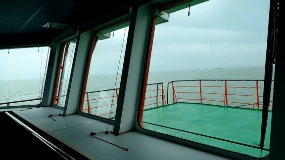 在恶劣天气下从甲板室眺望大海