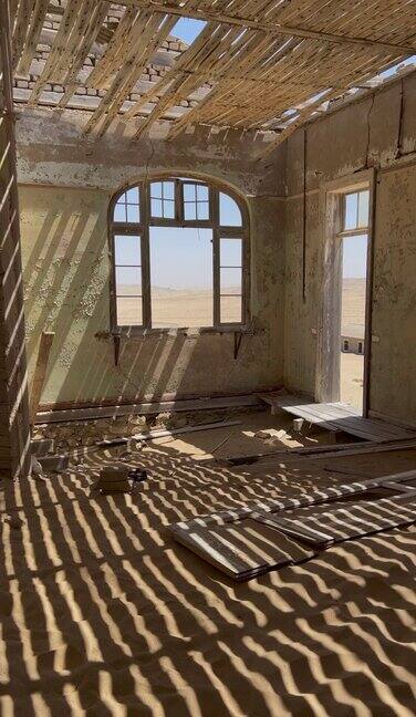 沙漠中科尔曼斯科普鬼城的废弃建筑屋子里有沙子