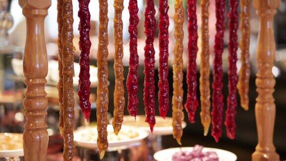传统土耳其甜点;核桃接力棒香肠它是用葡萄糖蜜和核桃做成的石榴核桃香肠甜的零食特写镜头当地名字cevizlisucuk核桃香肠