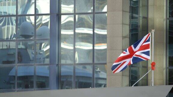 办公大楼前悬挂着英国国旗