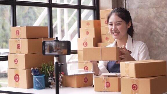 一个创业的小企业的肖像中小企业所有者女性企业家工作开箱在线检查订单准备向中小企业客户在线销售包装盒的经营思路