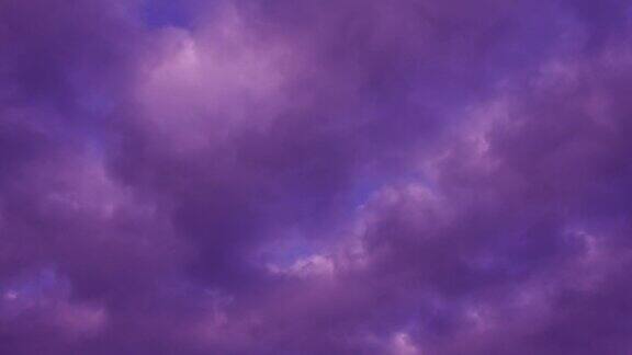 天空中有紫色的云壮丽的彩色时间流逝惊人的天空壮丽的日落或日出景观