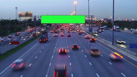 高速公路上的交通堵塞与广告牌绿色屏幕