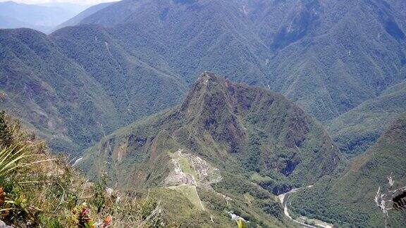 从秘鲁库斯科安第斯山脉的印加古城马丘比丘山上俯瞰马丘比丘