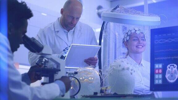 科学家在实验室检查脑电波扫描耳机