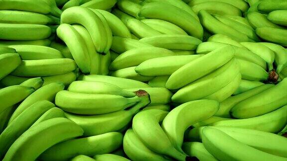 未成熟的绿香蕉-水果进口运输超市