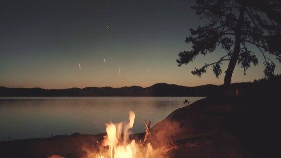 夜里湖边的壁炉里燃起了篝火