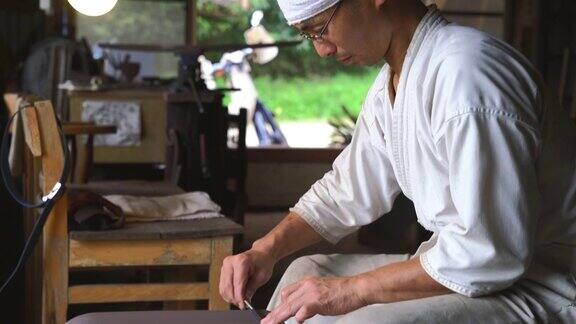 传统的日本铁匠在打磨刀刃