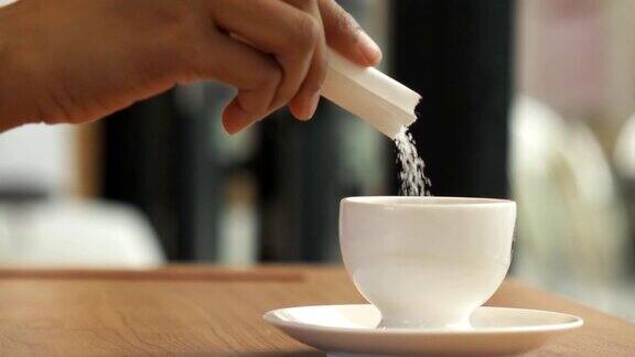 高清超级慢动作糖倒入咖啡