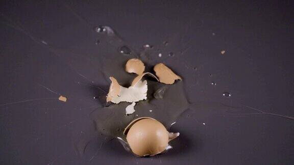 鸡蛋掉在桌子上摔碎了