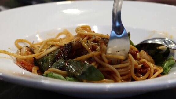 海鲜意大利面是在饭店用叉子卷着吃的