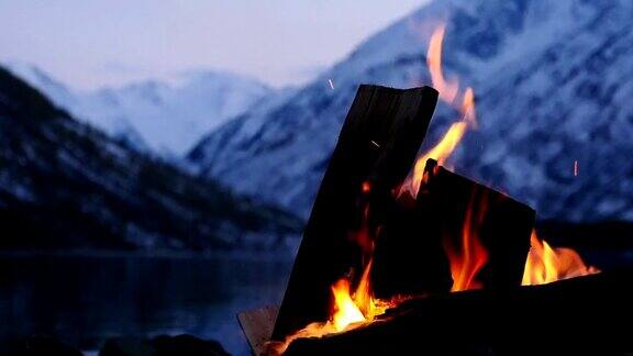 慢动作素材黄昏时湖上篝火