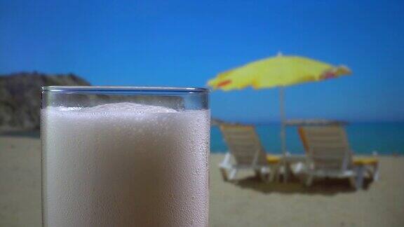 在阳光明媚的海滩上喝啤酒