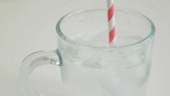 一步一步地准备玻璃杯中的鸡尾酒加入苏打水和冰