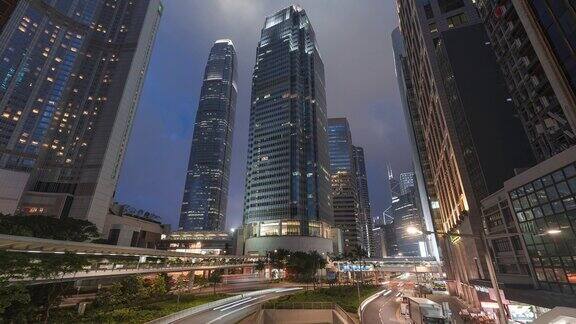 香港摩天大楼和夜间的汽车轻轨交通