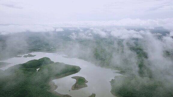 雾横跨湖和山在泰国的自然