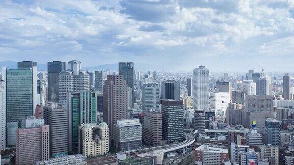 鸟瞰图时间流逝的大阪城市景观与云移动