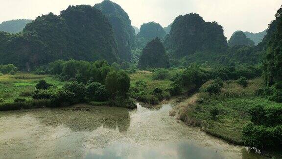 越南宁平省有喀斯特地貌的TamCoc