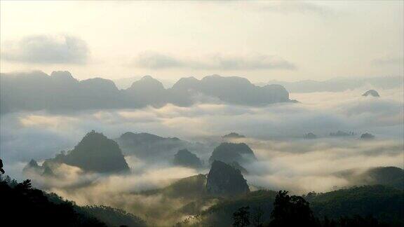 日出的雾在山上时间流逝