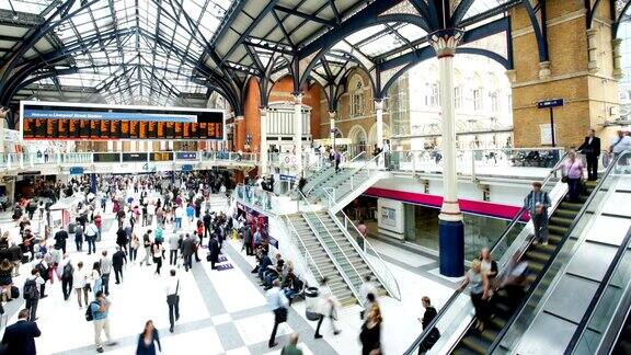 拥挤的火车站利物浦街在伦敦时间流逝