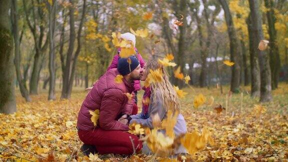 一对恩爱的情侣在秋日的公园里接吻