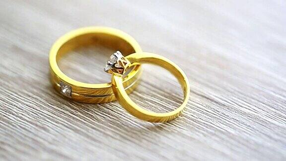 木质表面的结婚戒指