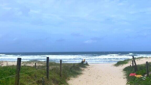 暴风雨的海洋条件接近海滩