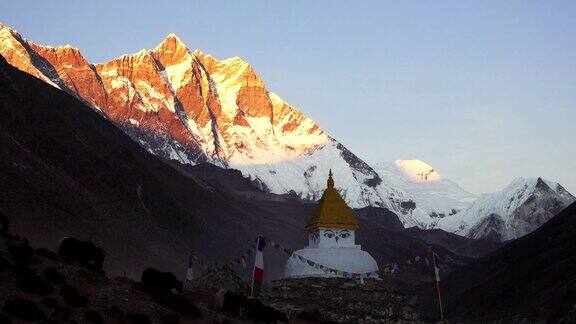 尼泊尔喜马拉雅山登山路上的佛塔