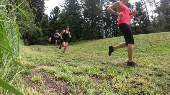 中年妇女在一个越野跑障碍泥泞的乐趣跑组