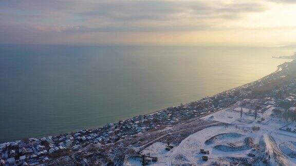 敖德萨城市在冬天与雪在日落