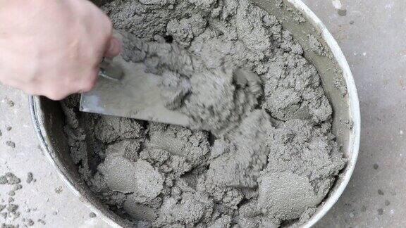 搅拌混凝土砂浆建筑商使用建筑搅拌机准备水泥砂浆在桶里抹灰