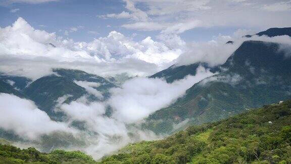 在玻利维亚安第斯山脉景观的山谷中形成的云的时间推移南美洲亚马逊雨林风光的时间流逝