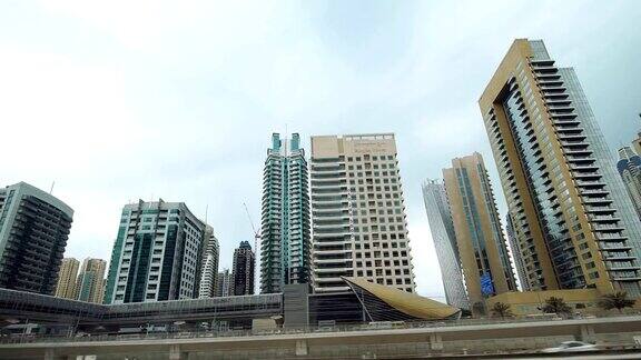 沿着迪拜的摩天大楼开车