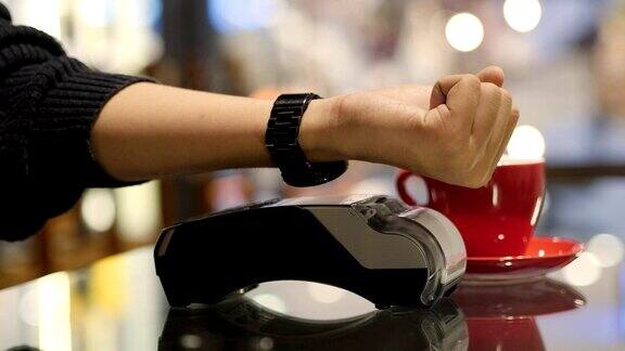 4k慢镜头顾客在咖啡店通过移动应用付款电子商务无钱概念