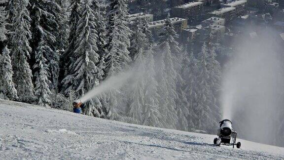 两个造雪机在滑雪坡上