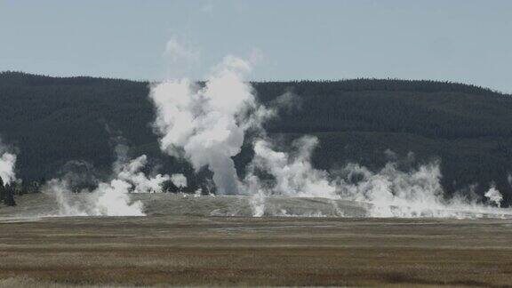 黄石国家公园的蒸汽喷口