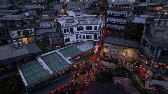 游客在台湾著名的九分夜街