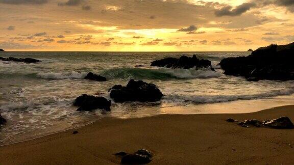 泰国普吉岛卡里姆海滩上美丽的日落4K