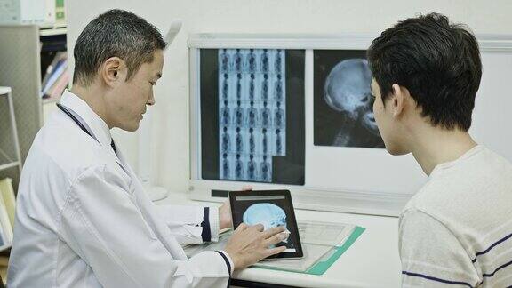 日本男医生向病人解释x光影像