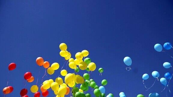 天空中有很多气球