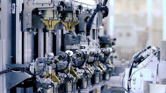 制造装配线产品的工厂机器人手臂