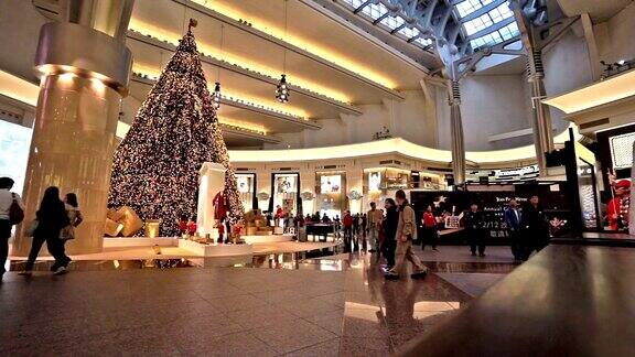 中国台北圣诞节附近顾客在台北101大楼购物