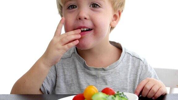 快乐的孩子吃健康的蔬菜